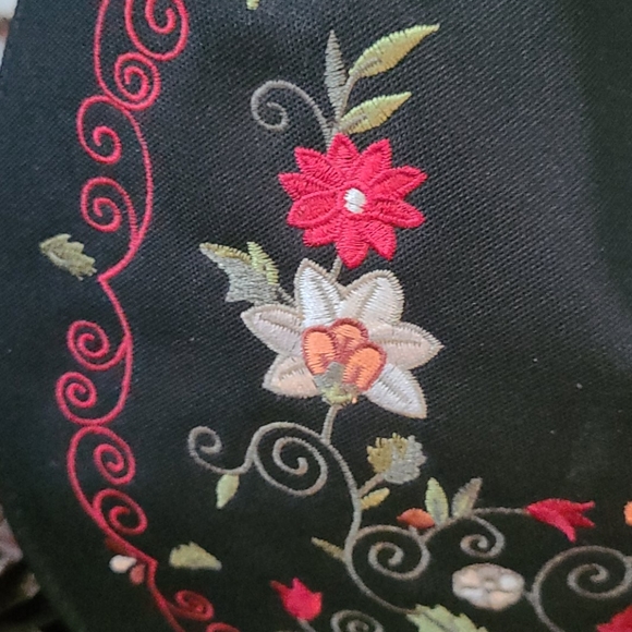 BEAUTIFUL BLACK EMBROIDERED ZIP TOP HANDBAG.MULTI - Picture 10 of 16